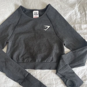 Gymshark träningströja - Säljer även denna fina Gymshark träningströja, också endast testad hemma så i nyskick. Storlek S, 200kr köparen står för frakten🌷🌻