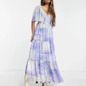 Mönstrad sommarklänning  - Sjuktvacker klänning som tyvärr var för stor för mug. Jag missade datum för returnering så den är helt ny och aldrig använd. Ludtig och passar för sommaren. Storlek EU 38 (Jag är 166cm, det var rätt längd men för stor på mig som brukar ha s/xs)