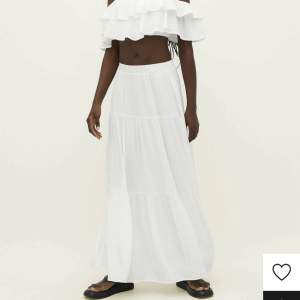 Intressekonll på min vita kjol. Köpt på Zalando. Aldig använt. Funderar på att sälja för jag redan hade en liknande ❤️ nypris 279kr. Är i storlek xs men passar också S