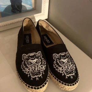 kenzo espadrilles - säljer mina kenzo espadrilles skor som är perfekta till sommare använda några gånger men precis som nya! pris kan diskuteras 