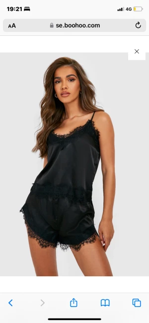 Pyjamas  - Säljer denna jättefina pyjamas från boohoo då den tyvärr var för liten för mig. Helt oanvänd så alltså i nyskick. 