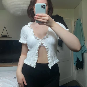 TOPP - En fin topp från h&m som även kan användas som en lätt kofta. Storlek S. Säljer för 30kr. Om ni vill ha fler bilder på plagget eller har andra frågor och funderingar är det bara att höra av sig😄