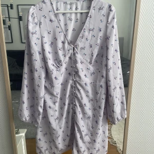 Sommarklänning - Jättesöt klänning i tunt material. Använd någon enstaka gång men gillar inte hur den formar min lilla byst. Den är i nyskick! 