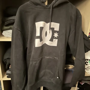Vintage Dc hoodie  - En fin vintage hoodie men en otrolig fade på sig. Värsta jessie pinkman vibe på denna. Sitter som en M 
