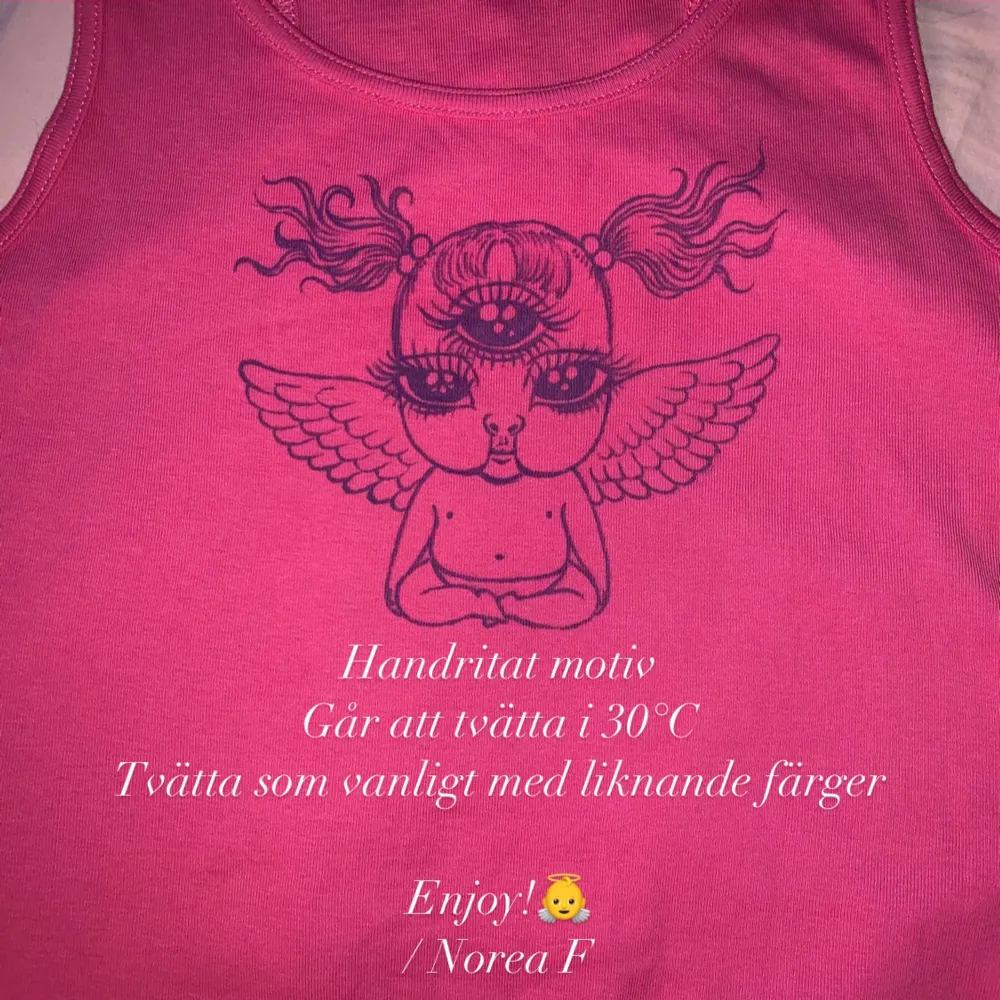 One of a kind statement-topp med motiv ritat av mig👼 på ett linne köpt secondhand i felfritt skick! Står strl S men passar perfekt på mig som är 38/M då tyget är stretchigt🙏🏼 . Toppar.