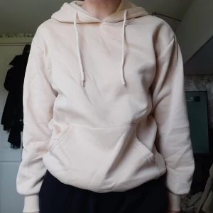 Begie Hoodie - Säljer en begie hoodie från SHEIN. Använd endst en gång och säljes på grund av attt den inte kommer till användning. Fint skick och mysugt material.  Skicka för mer info och fler bilder🌸