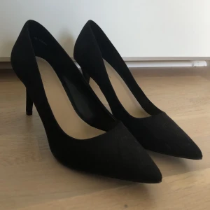 Klackskor - Dösnygga klackar som tyvärr inte kommer till användning då dem är för stora för mig. Där med knappt använda.