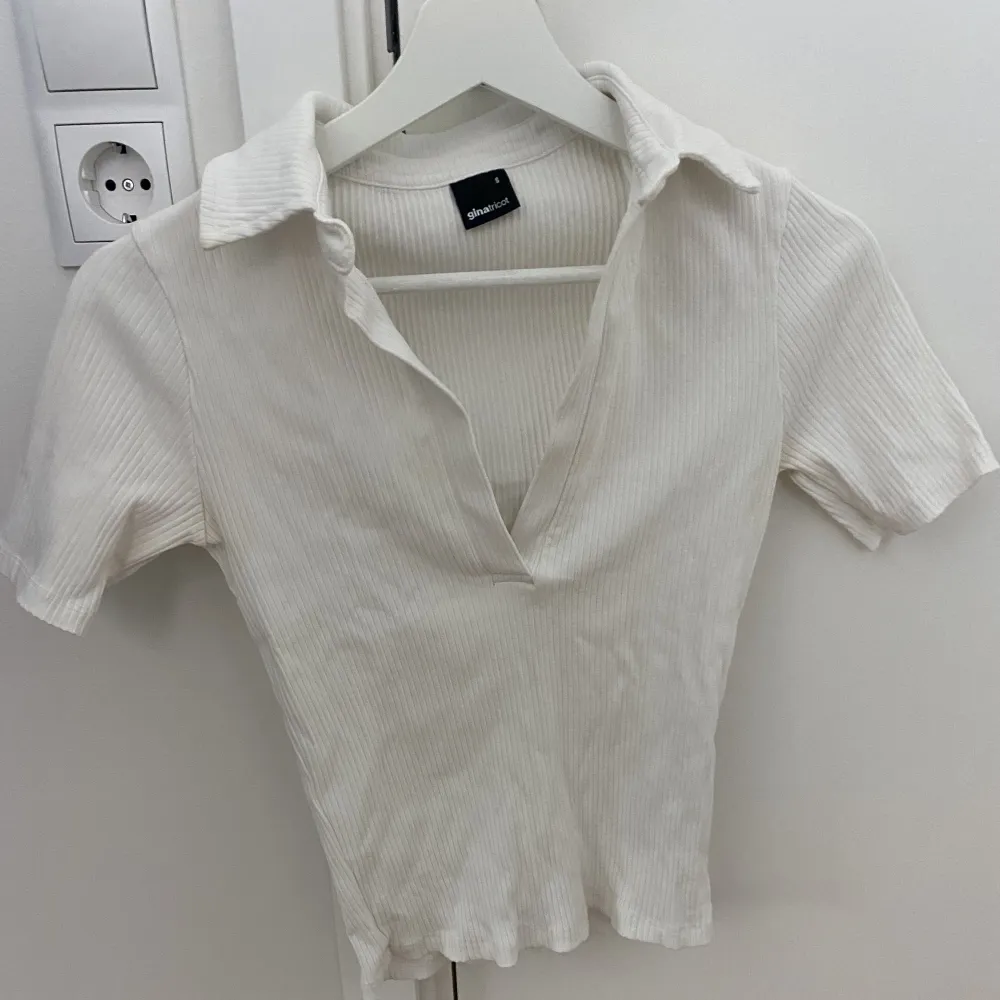Säljer denna vita ribbade tröjan med en skitsnygg urringning! Den är från Gina Tricot💕. T-shirts.