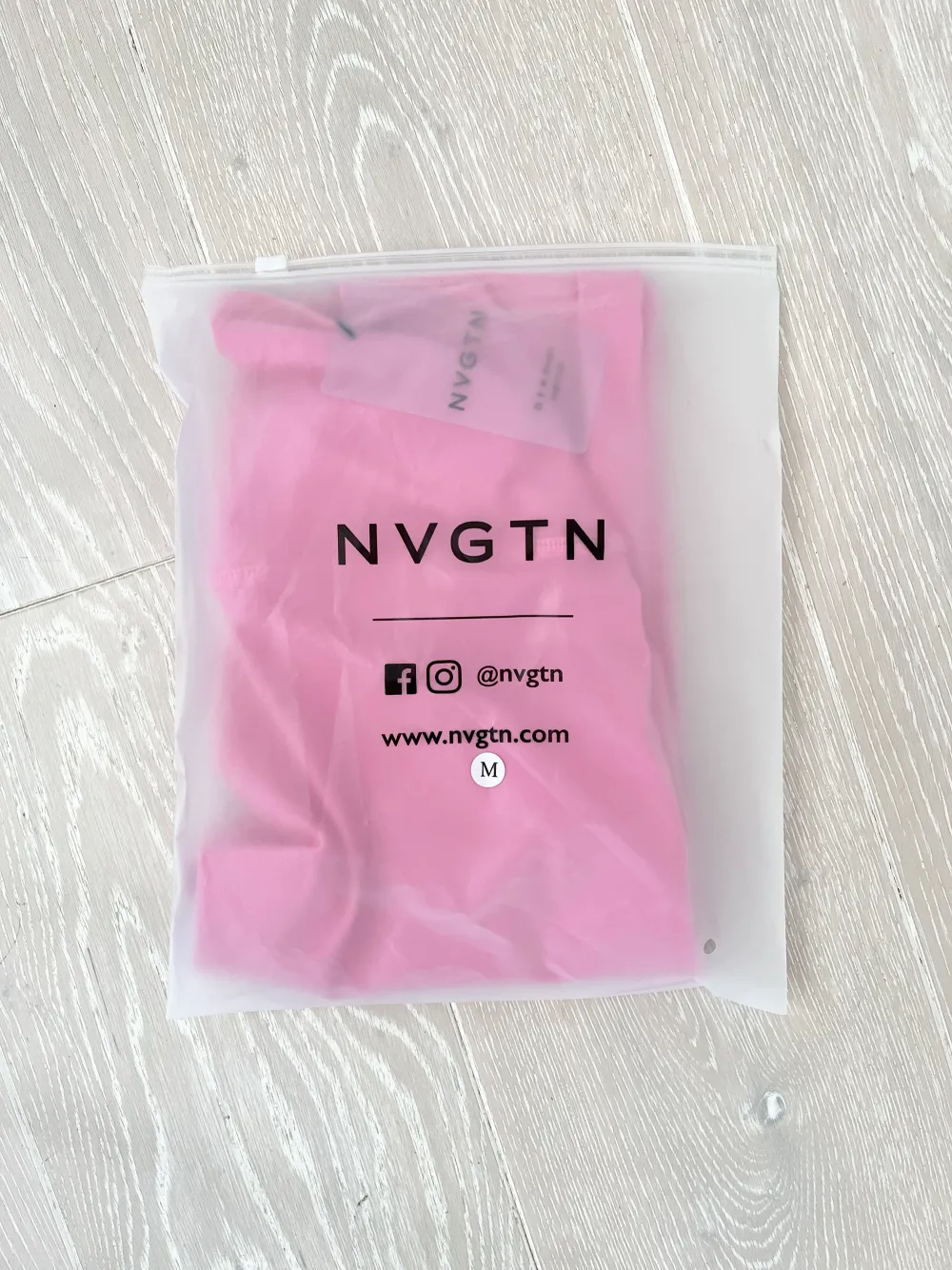 Helt nya och oanvända träningstights från NVGTN, säljes endast pga för stor storlek. Nypris 599.. Jeans & Byxor.