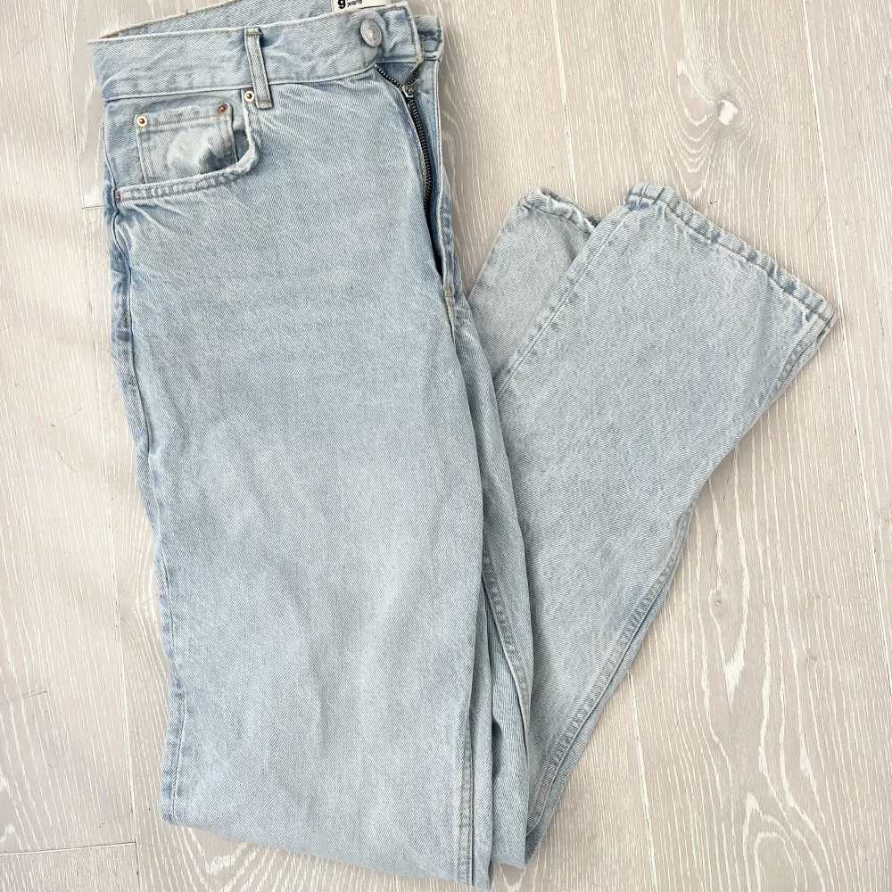 Jeans från Gina Tricot, använda Max 2-3 gånger därav väldigt fint skick. . Jeans & Byxor.