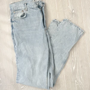 JEANS FRÅN GINA TRICOT - Jeans från Gina Tricot, använda Max 2-3 gånger därav väldigt fint skick. 