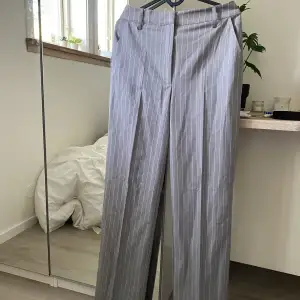 Säljer dessa skitsnygga grå&vitrandiga kostymbyxorna från bikbok! De är helt oanvända med prislappen kvar. Jag kan tyvärr inte längre knäppa dessa och därav säljer jag dem. De är köpta för 499kr! 