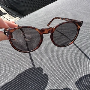 Solglasögon  - Säljer dessa solglasögonen💗 endast använda en gång