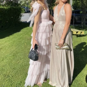 Balklänning asos - Säljer denna rosa balklänning från lace & beads i storlek 38. Helt oanvänd med prislapp kvar!! Passar även mig som brukar ha S. Jättesöt med tyll, slutsåld på asos hemsida💓säljer en liknande vit också :)