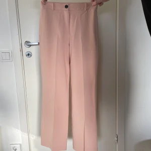 Kostymbyxor - Vida kostymbyxor petite från Asos. Jättefina till sommaren, säljer då de inte kommer till användning. Köpta för 249kr säljer för 100kr 💕🌸