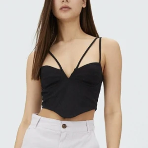 Top!🖤 - Så fin och cool top köpt på zalando förra året🖤🥰 Aldrig använt därför säljer jag🥰 i nyskick!