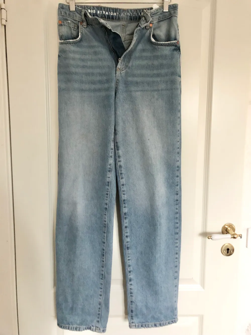 Blåa oanvända jeans i storlek 27 i midjan och 32 på längden. . Jeans & Byxor.
