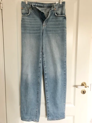 Blåa jeans - Blåa oanvända jeans i storlek 27 i midjan och 32 på längden. 
