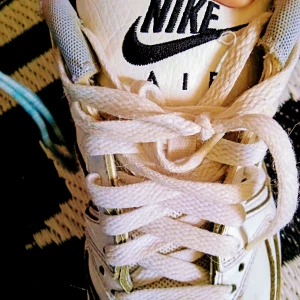 Nya Nike Air Max skor super snygga!!! Sköna! Mjuka inuti  - Dessa Nike Air Max vita är så snygga nu till sommaren och passar kille o tjej man eller kvinna!!! Provade inomhus! Felfria så sköna lätta gå i! Stl är 42 men tex 41 passar med 