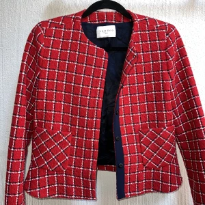 Sandro blazer - Sandro kavaj i storlek 36. Använd ett fåtal gånger så i bra skick. Nypris ca 4000 kr. 