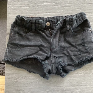 Svarta jeans shorts - Svarta jeans shorts💗 Fint skick😍 Tvättar de såklart när någon köpt!