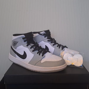 Air Jordan 1 Mid Light Smoke Grey - Nike Air Jordan 1 Mid Storlek: 43 EU (9US) Vita snören ingår.  ÄKTA Jordan skor! Helt nya, oanvända.