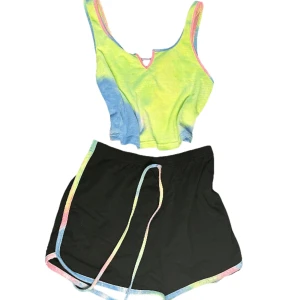 Färgglatt shorts + top set - Shorts + linne / croptop set i fina färger. 