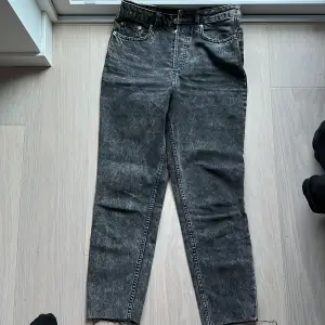 Grå/ svarta jeans ifrån H&m i super bra skick för den är knappt använda bara 2 gånger. Strl 38 men passar mer 36a.