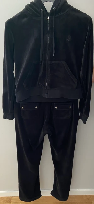 Juicy Coture dress  - Använd, materialet är fortfarande i fint skick. Dock har det gått av saker i tvätten, men annars är dressen i mycket fint skick.   Nypris för dressen 2 198:-