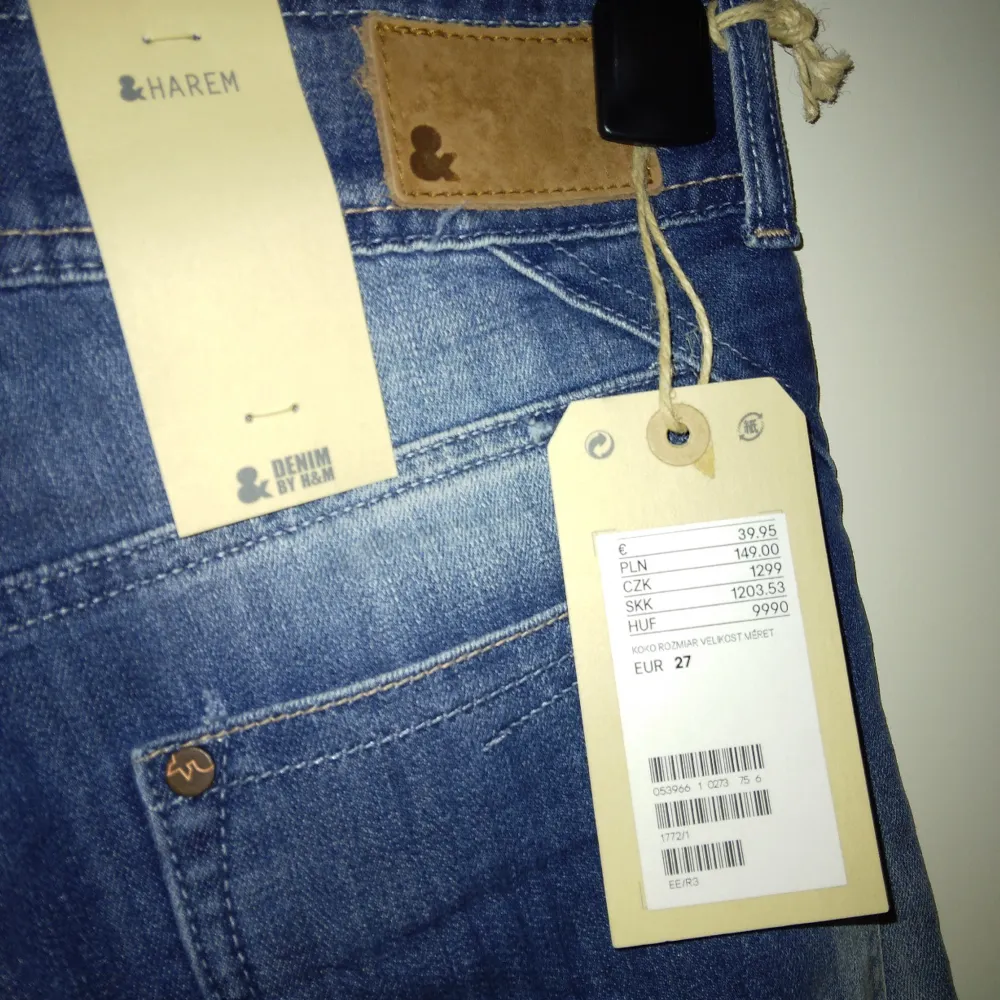 NYA och helt OANVÄNDA mellanblå/denimblå jeans i sk 