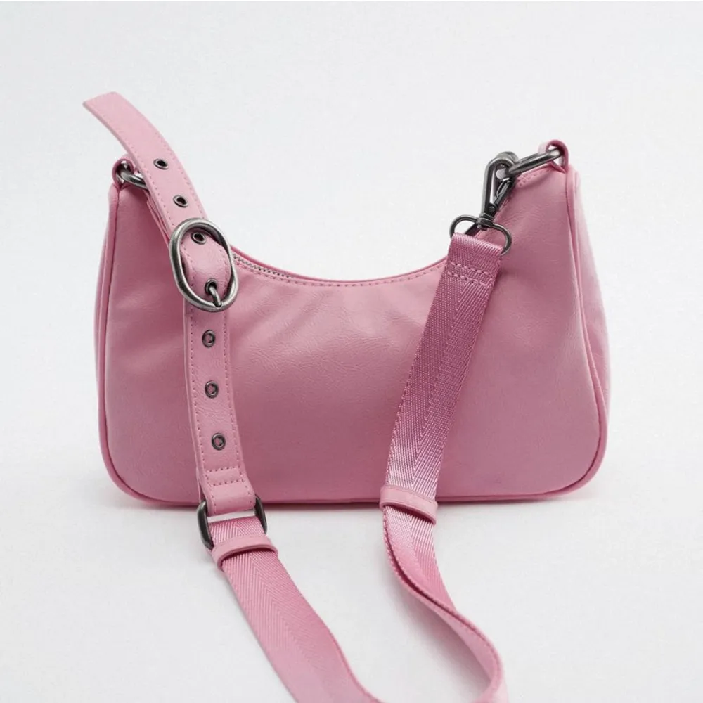 Säljer denna Zara väskan i den drömmigaste rosa färgen! Perfekt nu inför vår och sommar🥰 Väskan har använts 2-3 gånger och är i nyskick❤️. Väskor.