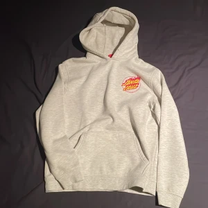Santa Cruz hoodie - En santa Cruz hoodie i bra skick. Delvis urtvättad. Storlek S.