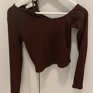 Topp - Brun ribbad topp med hål vid axeln