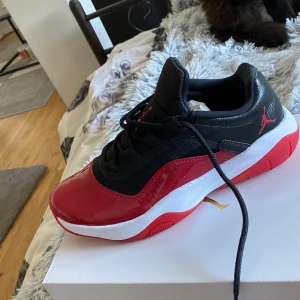 Womens Air Jordan 11 cmft Low  - Säljer dom här skorna då jag köpte dom av misstag. Aldrig använda storlek 40.5eu Nypris 700kr Priset går att diskutera lite 