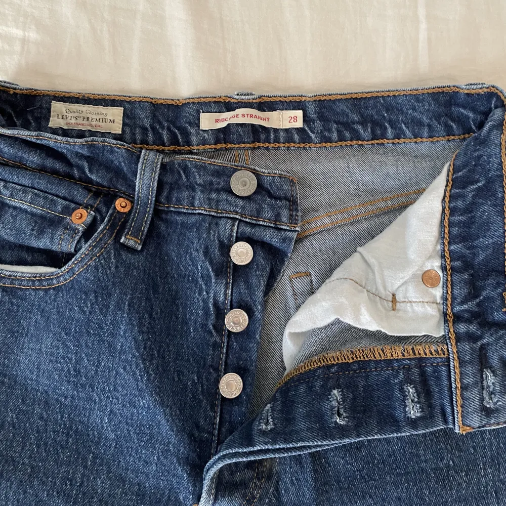 Säljer dessa supersköna mörkblå levisjeans i storlek 28💞Använda, men i toppenskick. Säljs då de har blivit för små för mig. Nypris ligger på runt 1000 kr, men eftersom de är använda säljer jag dom billigare (Färgen i naturligt ljus syns på sista bilden). Jeans & Byxor.