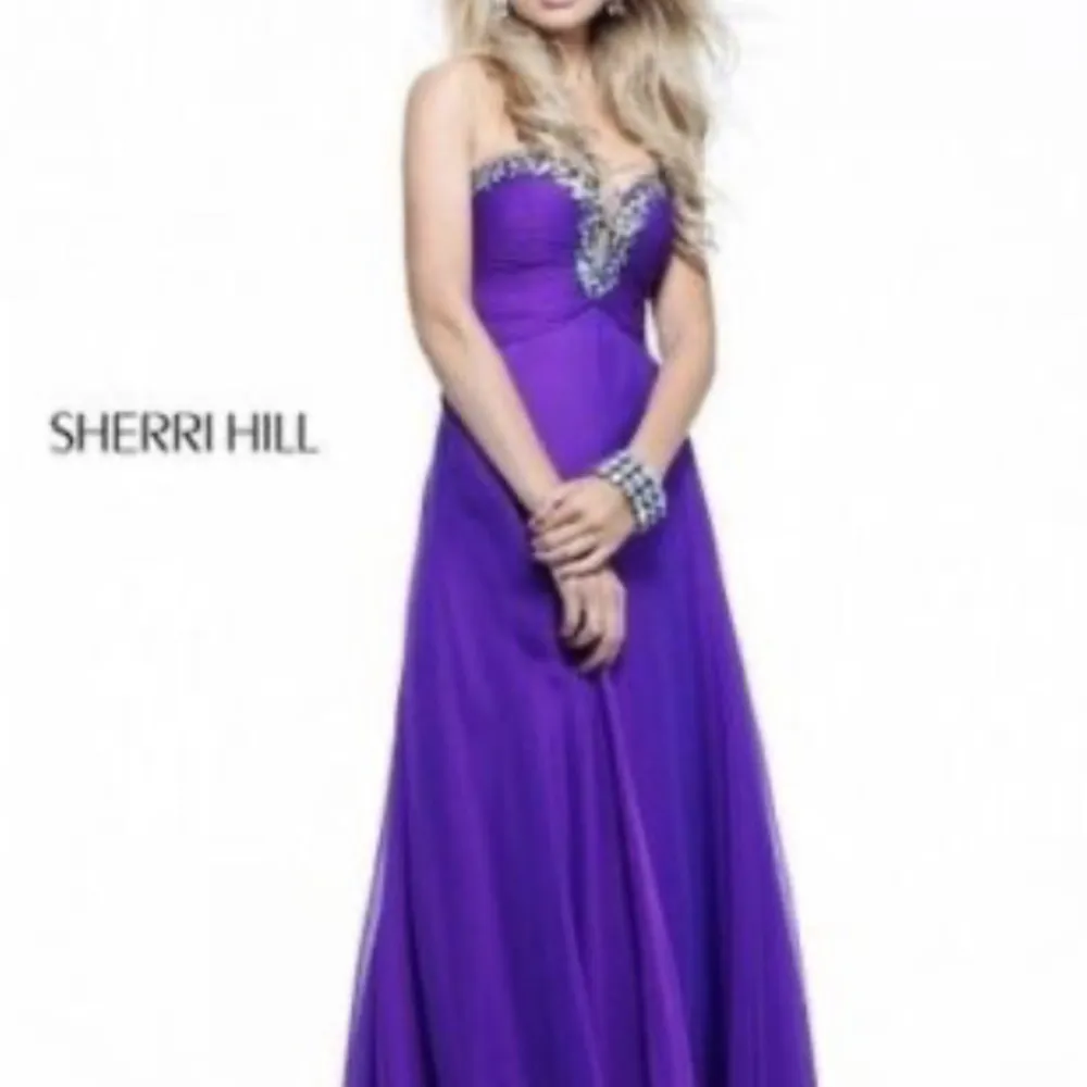 Säljer klänning från Sherri hill strl 36 använd en gång . Klänningar.