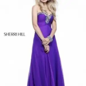 Säljer klänning från Sherri hill strl 36 använd en gång 