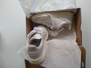 Helt nya Adidas Supercourt - Beige/vitt Adidas Supercourt. 36 i storlek men den är större kanske passar 36,5 till 37? Jag är 36 men den är för stor för mig och det är därför jag säljer den, aldrig använd.