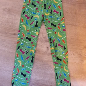 Villervalla tights stl 140 - Villervalla tights med godismotiv i storlek 140 cm. Bra skick. 