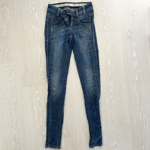 Jeans från object - W: 25 L: 34  Använda men i fint skick. 
