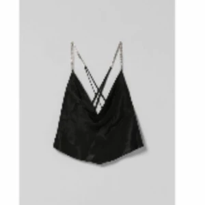 Satin topp med strass band!😍🖤 - Sååå fin svart satin topp med strass på banden😍Funkar perfekt som festtopp! 🥰Aldrig använd och köptes för ett år sedan!😍