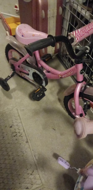 Cykel, cykelhjälm,lära-gå bil mm.mm - Cykel fullt fungerande med stödhjul, fotbroms, ringklocka och reflexer. Cykelhjälm . Lära gå bil. 