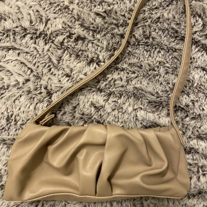 Väska  - Fint begagnat skick. Sparsamt använd. Djur - o rökfritt hem 