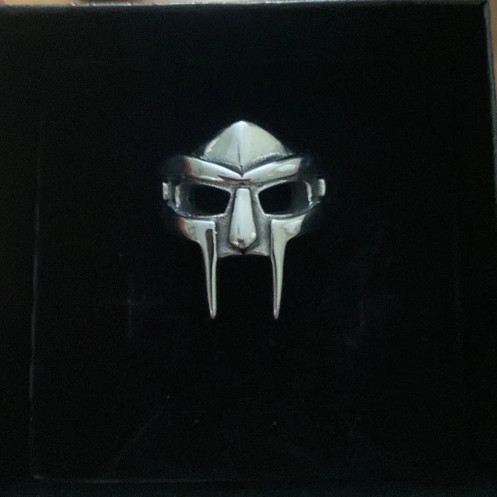 Sjukt snygg mf doom ring andvända hela tiden inann men lyssnar inte på mf doom längre så det är inte värt att andvända den. Accessoarer.