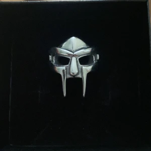 Mf doom ring  - Sjukt snygg mf doom ring andvända hela tiden inann men lyssnar inte på mf doom längre så det är inte värt att andvända den