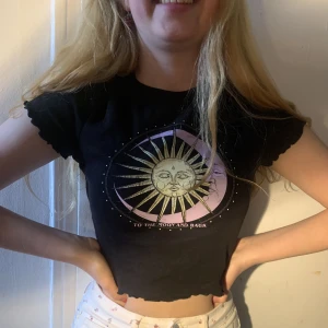 Svart topp med tryck - Fin tröja från hm i Ny skick 