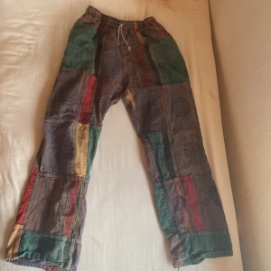 Bohemiska byxor - Thriftade bohemiska brallor. Flowy, sitter loose och har resårband i midjan