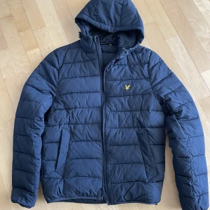 Dunjacka Lyle&Scott - Dunjacka från Lyle&Scott, fint skick, använd fåtal gånger, mörkblå, storlek S, nypris ca 1500kr, säljes för 500kr