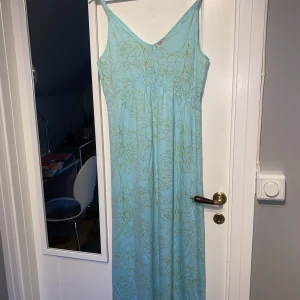 Klänning från Filippa K - Superfin klänning från Filippa K. Helt oanvänd och ny. Vid frågor eller diskussion angående priset, kontakta mig :)  Djur- och rökfritt hem