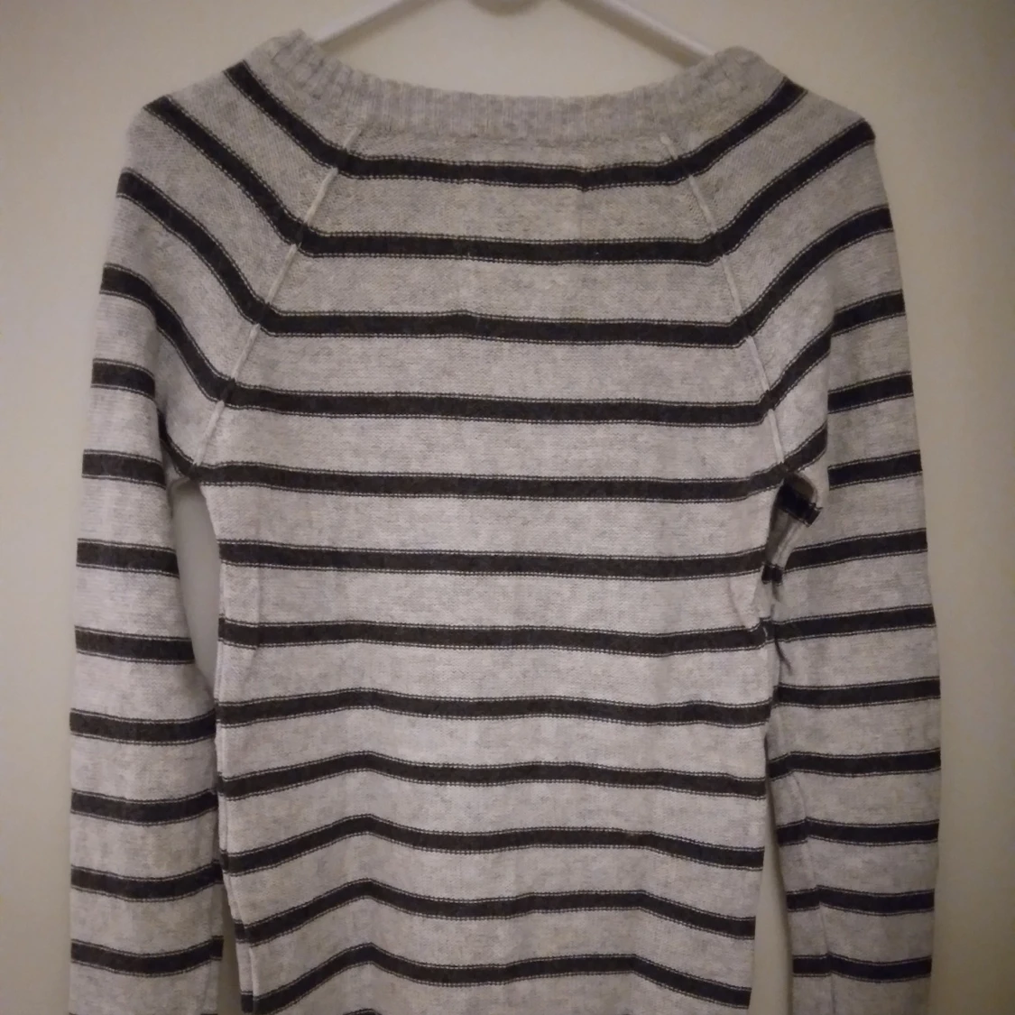 Stickad långärmad randig tröja i bra skick. Strlk: XS/34. Felfri. - 2